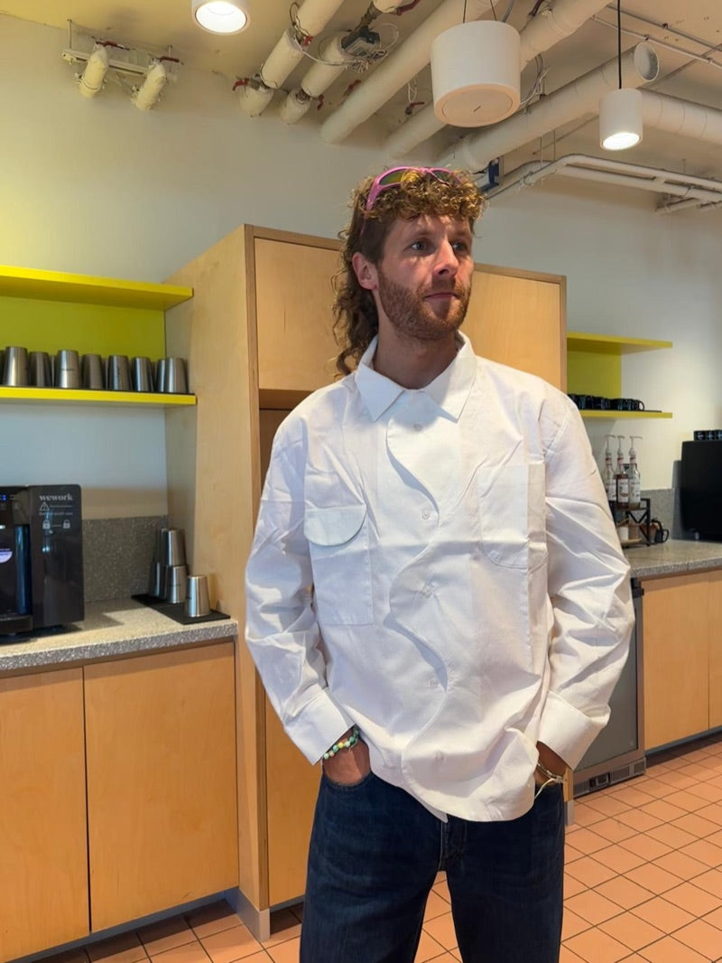 La Chemise Blanche portée avec un jean brut, mains dans les poches