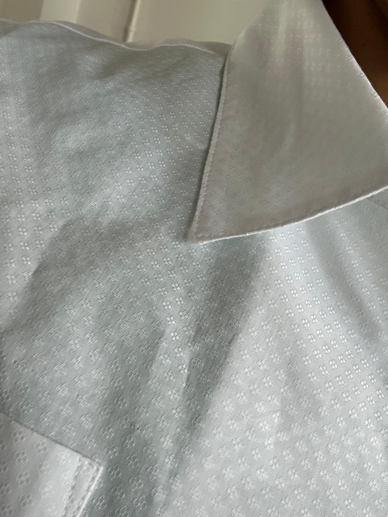 Détail du col et du jacquard de coton à motif floral ton sur ton